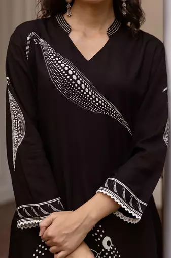 Floral Printed Mandarin Collar Straight Kurta With Trousers