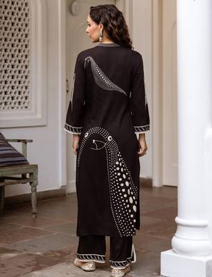 Floral Printed Mandarin Collar Straight Kurta With Trousers 4