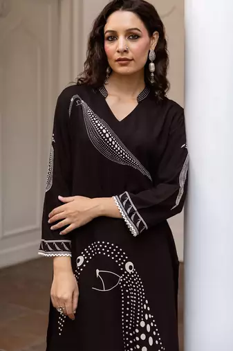 Floral Printed Mandarin Collar Straight Kurta With Trousers