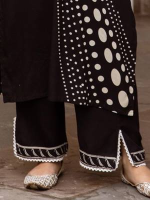 Floral Printed Mandarin Collar Straight Kurta With Trousers 7