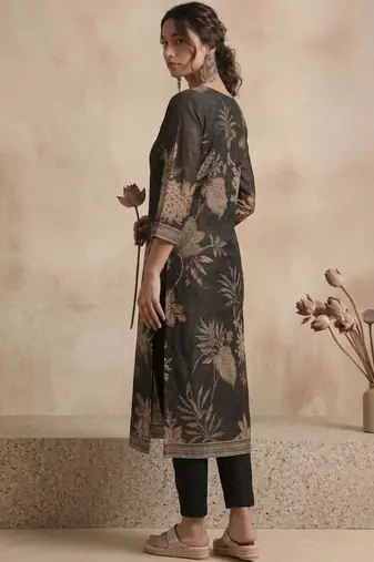 Women Floral Printed Regular Chanderi Silk Kurta with Trousers & With Dupatta