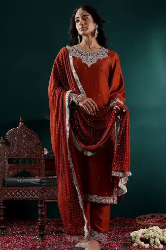 Women Floral Embroidered Regular Kurta with Trousers & With Dupatta