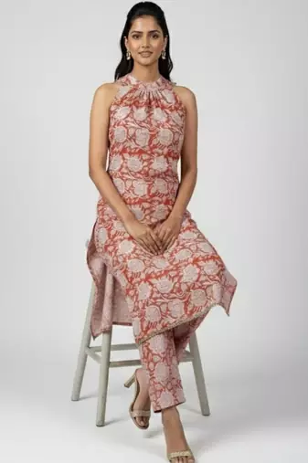 Women Floral Printed Regular Kurta with Trousers