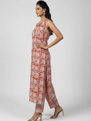 Women Floral Printed Regular Kurta with Trousers 4