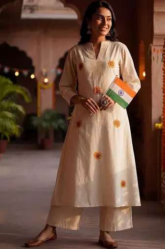 Women Floral Embroidered Regular Thread Work Pure Cotton Kurta with Palazzos