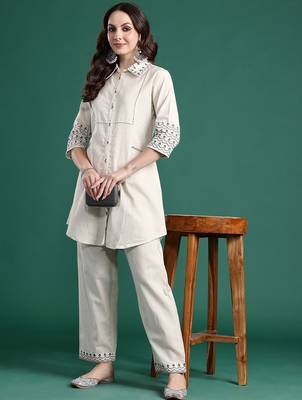 Ethnic Motifs Embroidered Thread Work Kurti with Trousers 1