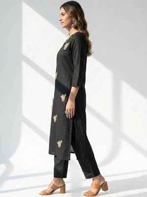 Women Ethnic Motifs Embroidered Regular Thread Work Kurta with Trousers 4