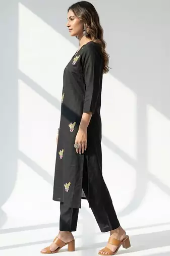 Women Ethnic Motifs Embroidered Regular Thread Work Kurta with Trousers