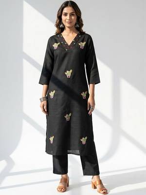 Women Ethnic Motifs Embroidered Regular Thread Work Kurta with Trousers 6