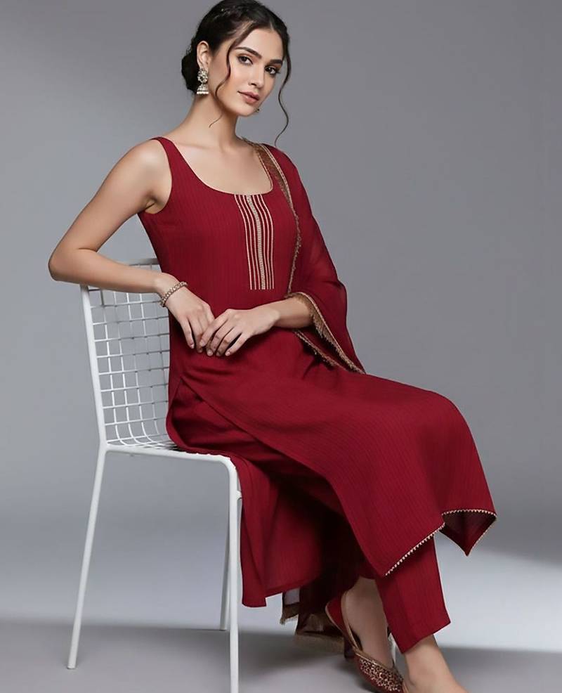 Women Regular Thread Work Silk Crepe Kurta with Trousers & With Dupatta
