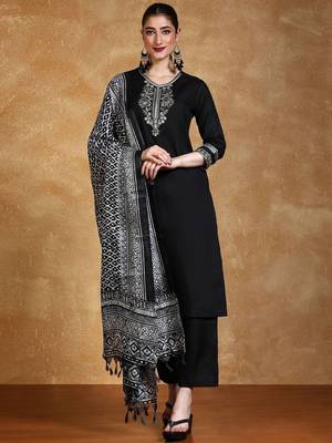 Women Floral Embroidered Kurta with Trousers & Dupatta 1