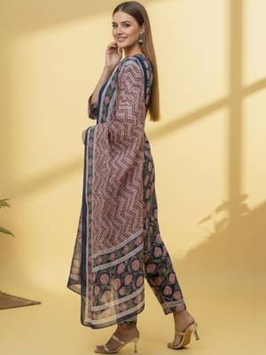 Women Floral Printed Regular Kurta with Trousers & With Dupatta 2