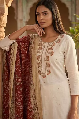 Women Embroidered Regular Thread Work Kurta with Trousers & With Dupatta