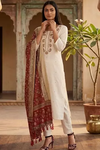 Women Embroidered Regular Thread Work Kurta with Trousers & With Dupatta