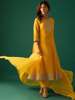 Women Ethnic Motifs Embroidered Panelled Kurta & Trouser With Dupatta 3