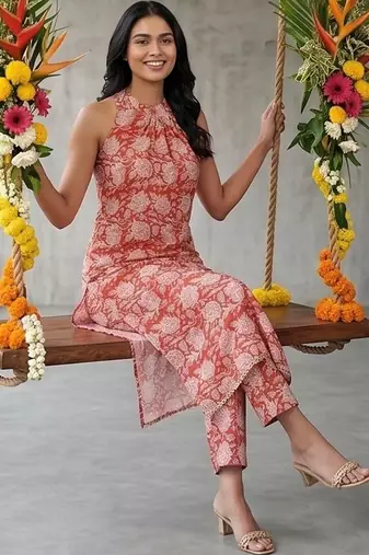Women Floral Printed Regular Kurta with Trousers