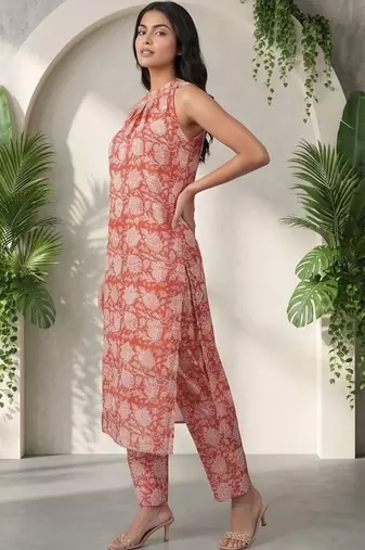 Women Floral Printed Regular Kurta with Trousers