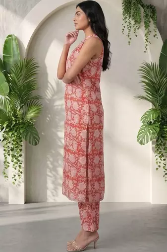 Women Floral Printed Regular Kurta with Trousers