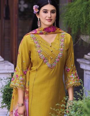 Women Floral Embroidered Regular Thread Work Pure Cotton Kurta with Trousers & With Dupatta 3