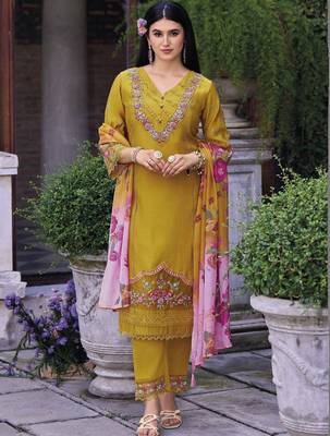 Women Floral Embroidered Regular Thread Work Pure Cotton Kurta with Trousers & With Dupatta 4