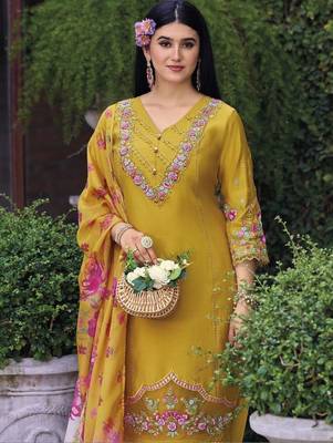Women Floral Embroidered Regular Thread Work Pure Cotton Kurta with Trousers & With Dupatta 5