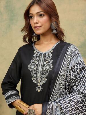 Floral Yoke Design Thread Work Straight Kurta With Trousers & Dupatta 2