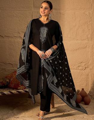 Women Printed Pure Cotton Kurta with Trousers & Dupatta 1
