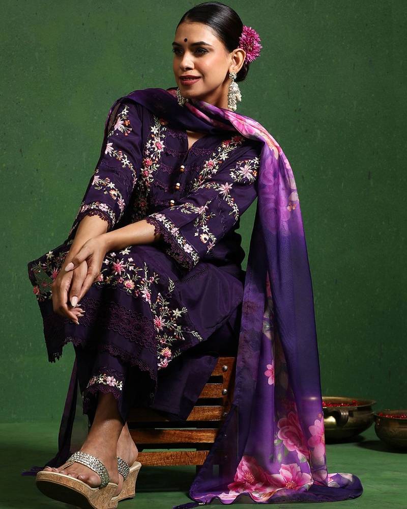 Women Floral Embroidered Regular Thread Work  Cotton Kurta with Trousers & With Dupatta