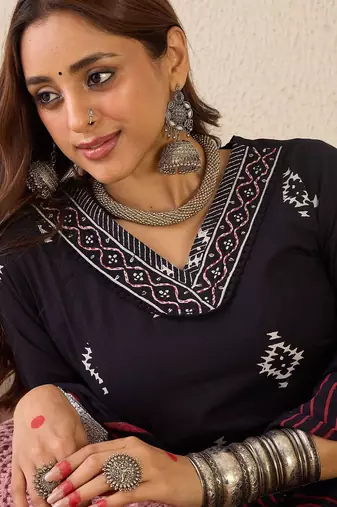 Women V-Neck Ethnic Motifs Printed Pure Cotton Kurta with Trousers & Dupatta