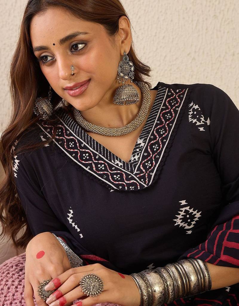 Women V-Neck Ethnic Motifs Printed Pure Cotton Kurta with Trousers & Dupatta