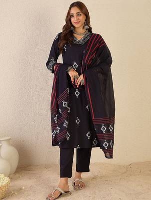 Women V-Neck Ethnic Motifs Printed Pure Cotton Kurta with Trousers & Dupatta 1