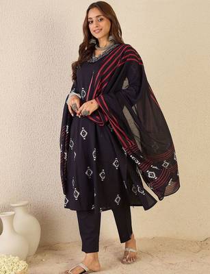 Women V-Neck Ethnic Motifs Printed Pure Cotton Kurta with Trousers & Dupatta 3