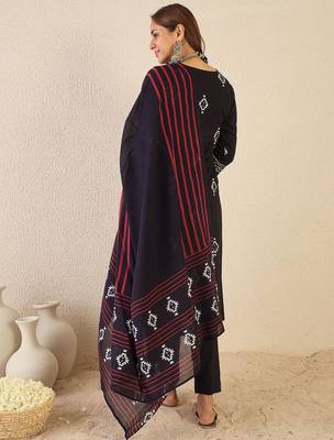 Women V-Neck Ethnic Motifs Printed Pure Cotton Kurta with Trousers & Dupatta 4