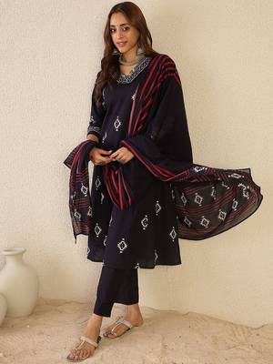 Women V-Neck Ethnic Motifs Printed Pure Cotton Kurta with Trousers & Dupatta 5