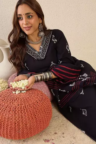 Women V-Neck Ethnic Motifs Printed Pure Cotton Kurta with Trousers & Dupatta