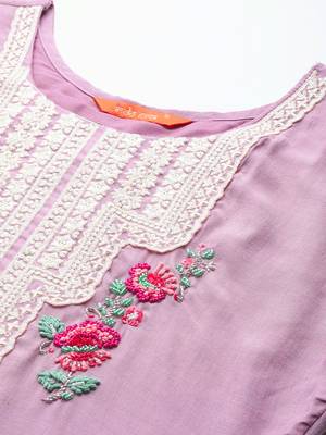 Floral Embroidered Regular Thread Work Kurta With Trousers & Dupatta 3