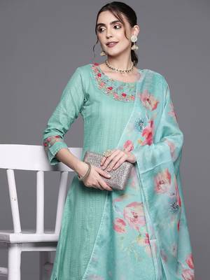 Floral Embroidered Panelled Thread Work Pure Cotton Kurta With Trousers & Dupatta 2