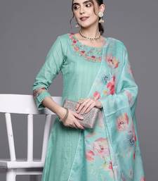 Floral Embroidered Panelled Thread Work Pure Cotton Kurta With Trousers & Dupatta