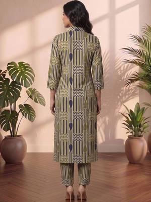 Women Printed Regular Kurta with Palazzos 3