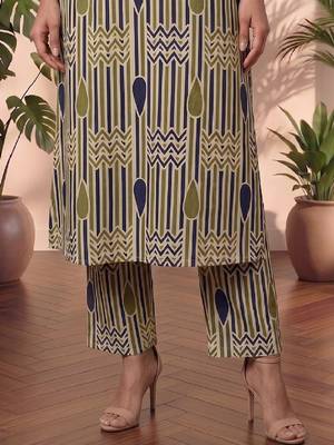 Women Printed Regular Kurta with Palazzos 6
