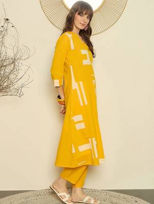 Women Printed Regular Pure Cotton Kurta with Trousers 5