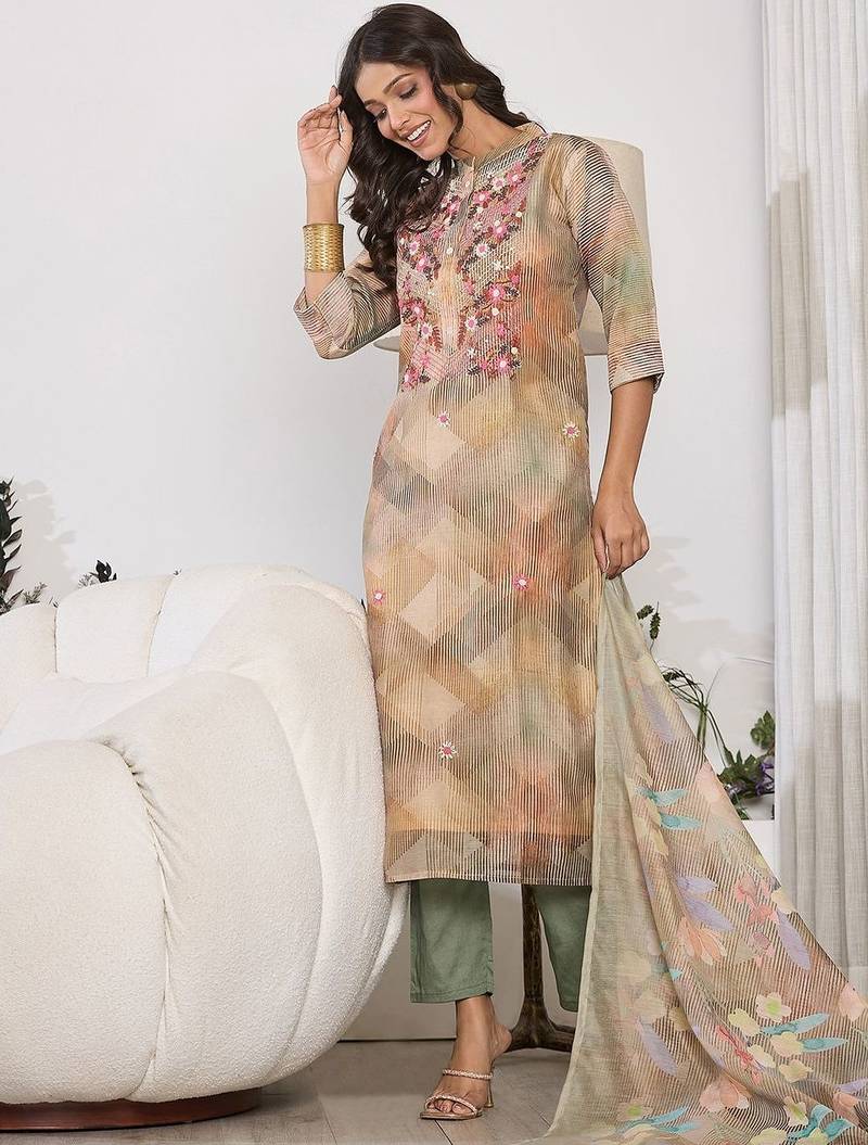 Women Floral Printed Regular Thread Work Chanderi Silk Kurta with Trousers & With Dupatta
