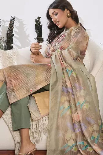Women Floral Printed Regular Thread Work Chanderi Silk Kurta with Trousers & With Dupatta