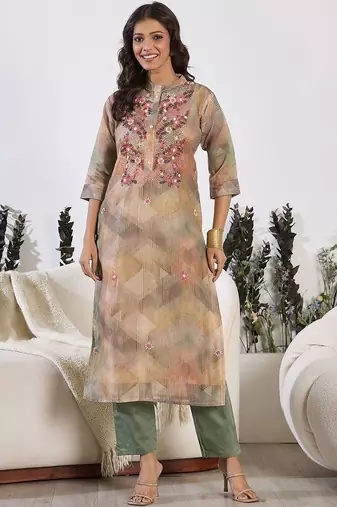 Women Floral Printed Regular Thread Work Chanderi Silk Kurta with Trousers & With Dupatta