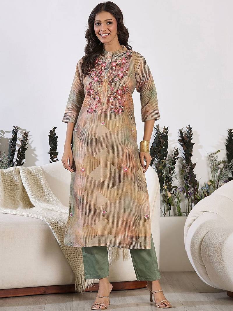 Women Floral Printed Regular Thread Work Chanderi Silk Kurta with Trousers & With Dupatta