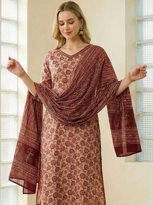 Women Floral Printed Regular Pure Cotton Kurta with Trousers & With Dupatta 4