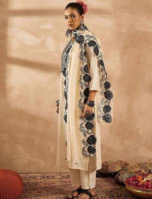 Women Paisley Embroidered Regular Thread Work Pure Cotton Kurta with Trousers & With Dupatta 4