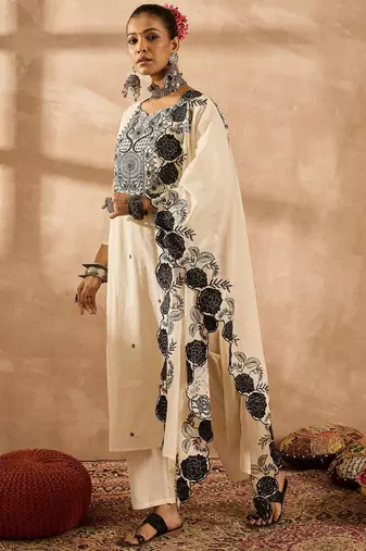 Women Paisley Embroidered Regular Thread Work Pure Cotton Kurta with Trousers & With Dupatta