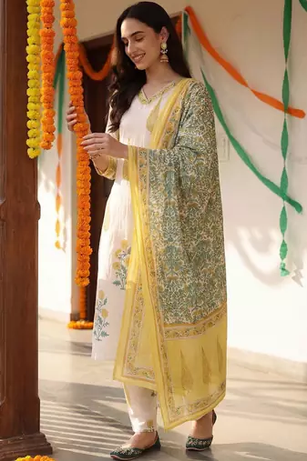 Women Floral Printed Regular Pure Cotton Kurta with Trousers & With Dupatta