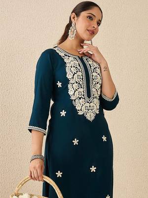 Women Floral Embroidered Regular Thread Work Kurta with Trousers 2